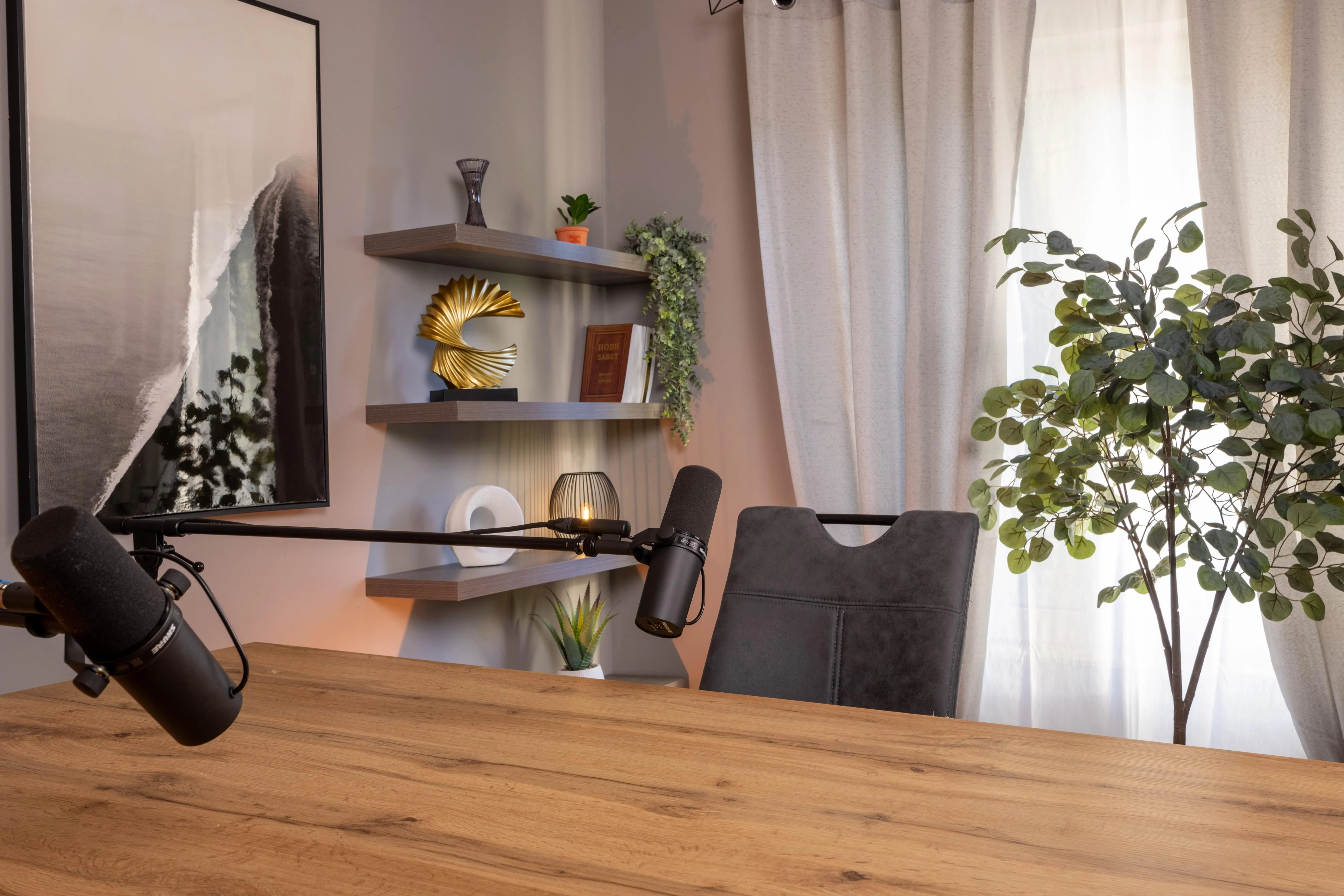 Detalj polica i dekora u studiju Sweet Home