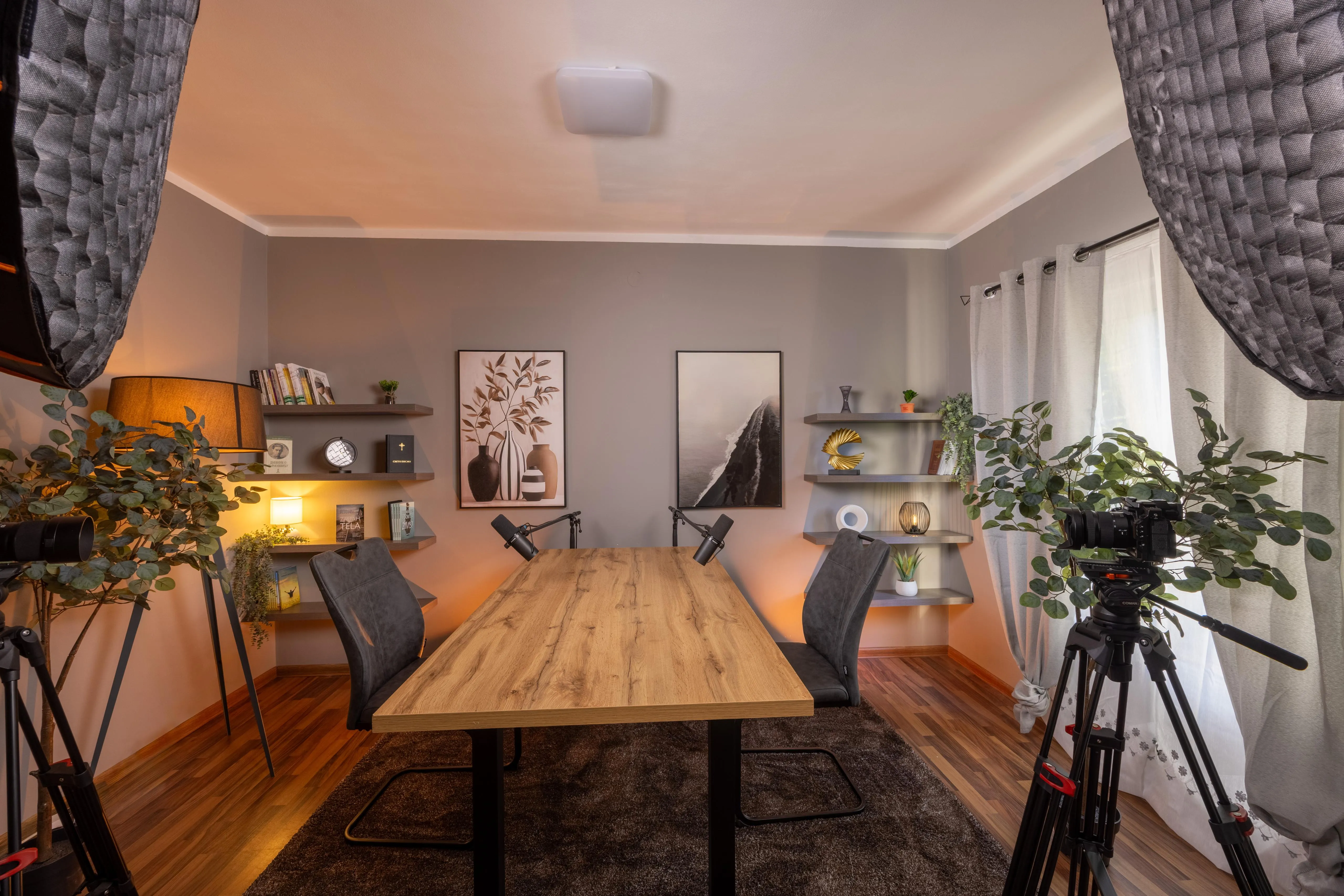 Pogled na sto i mikrofone u studiju Sweet Home
