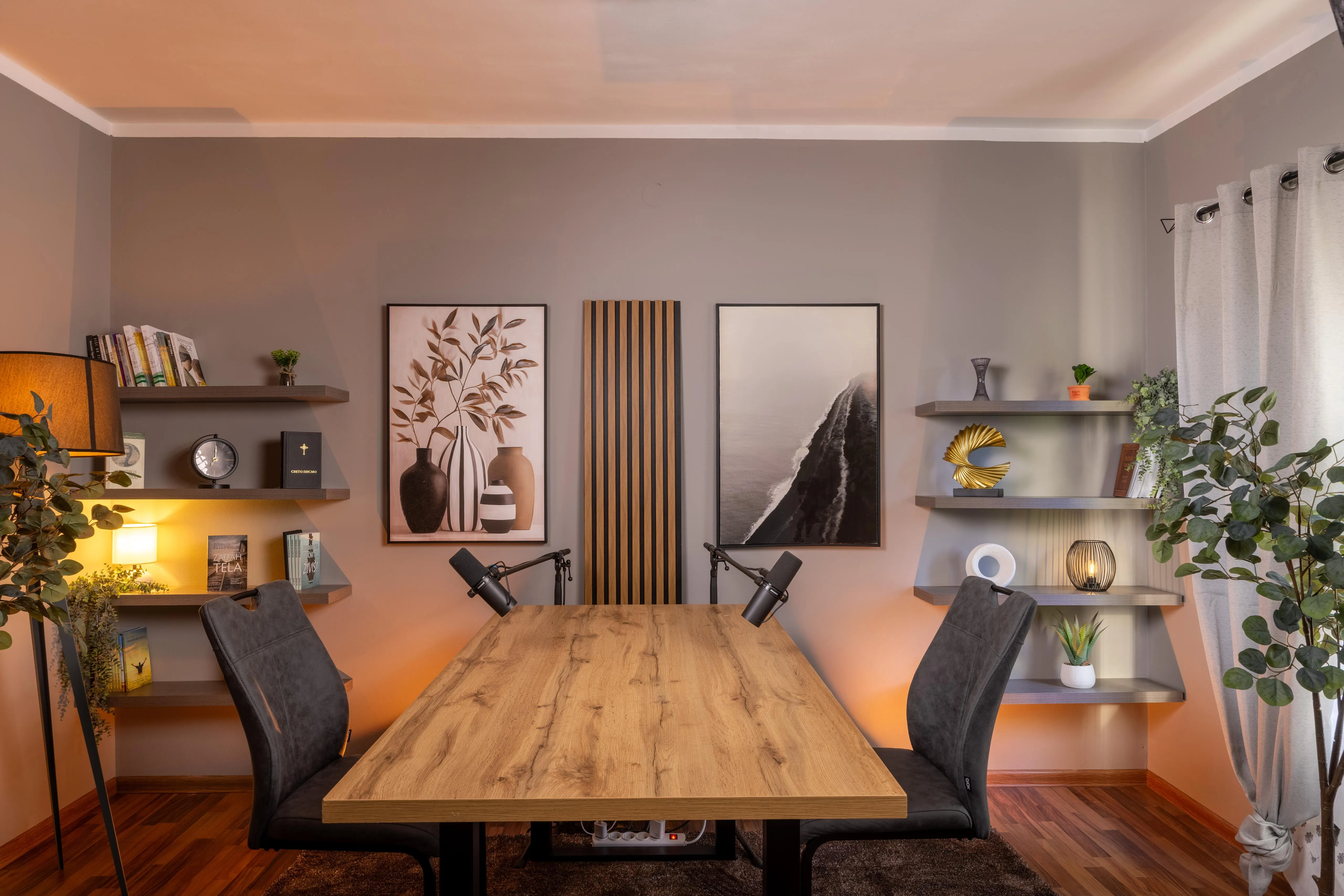 Širi pogled na studio Sweet Home sa akustičnim panelom